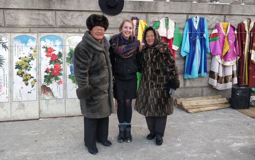  Zoe Stephens ao lado de um casal de idosos que trabalha em uma feira em Sariwon, na Coreia do Norte, e que ela sempre visita quando vai até lá — Foto: Reprodução/Instagram/Zoe Stephens