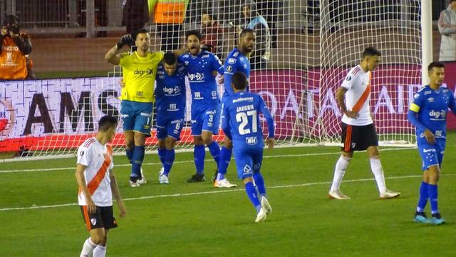 Momento do pÃªnalti perdido, River Plate x Cruzeiro - Libertadores 2019