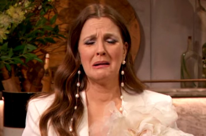 Drew Barrymore não conteve as lágrimas no seu programa de TV (Foto: reprodução)