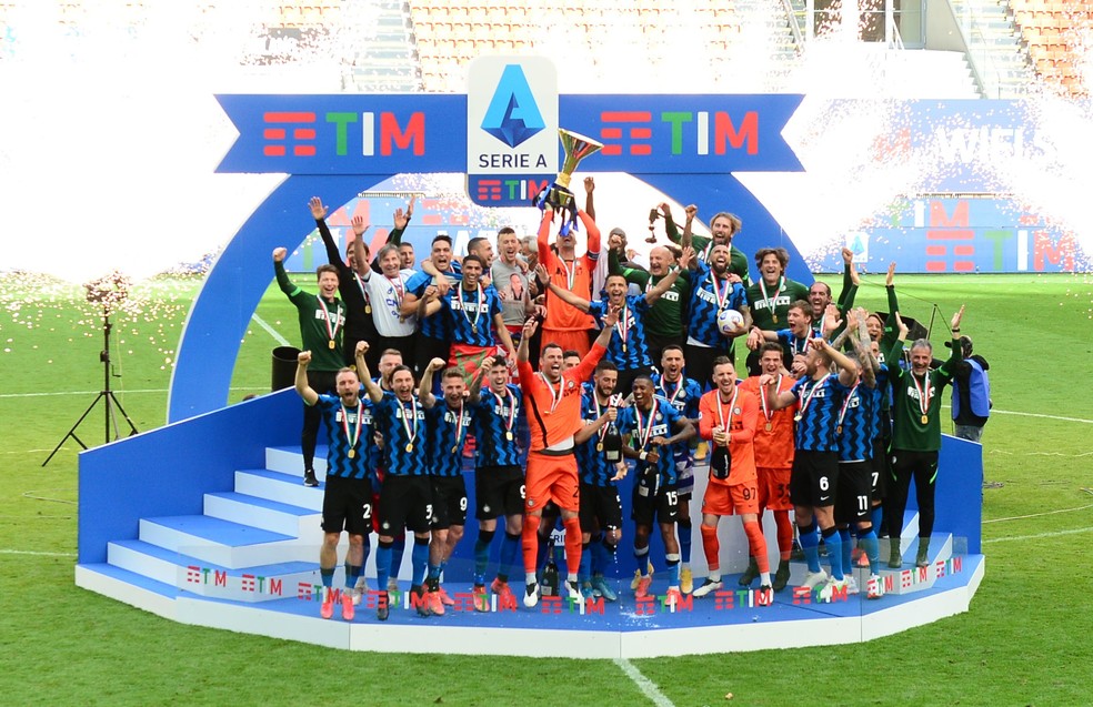 Inter de Milão com a taça do Campeonato Italiano 2020/21 — Foto: REUTERS/Massimo Pinca