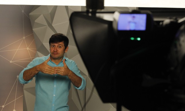 Aulio Nóbrega, apresentador do "Primeira Mão", é surdo desde os dois meses de idade, por causa genética