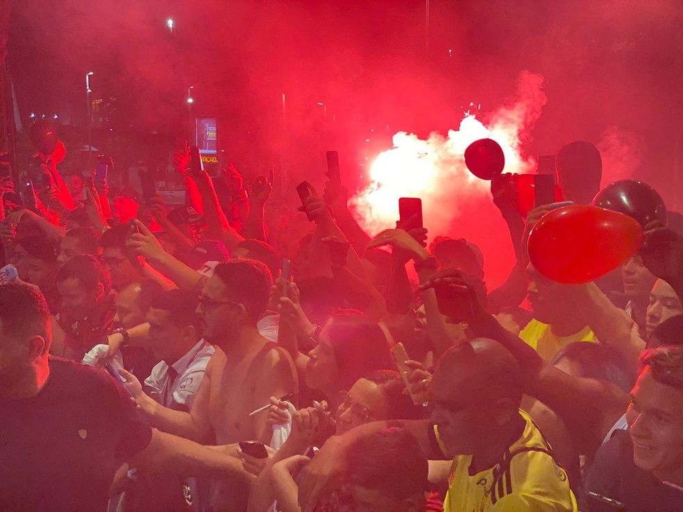 Com sinalizadores e foguetório, torcedores fazem festa para o Flamengo em Fortaleza