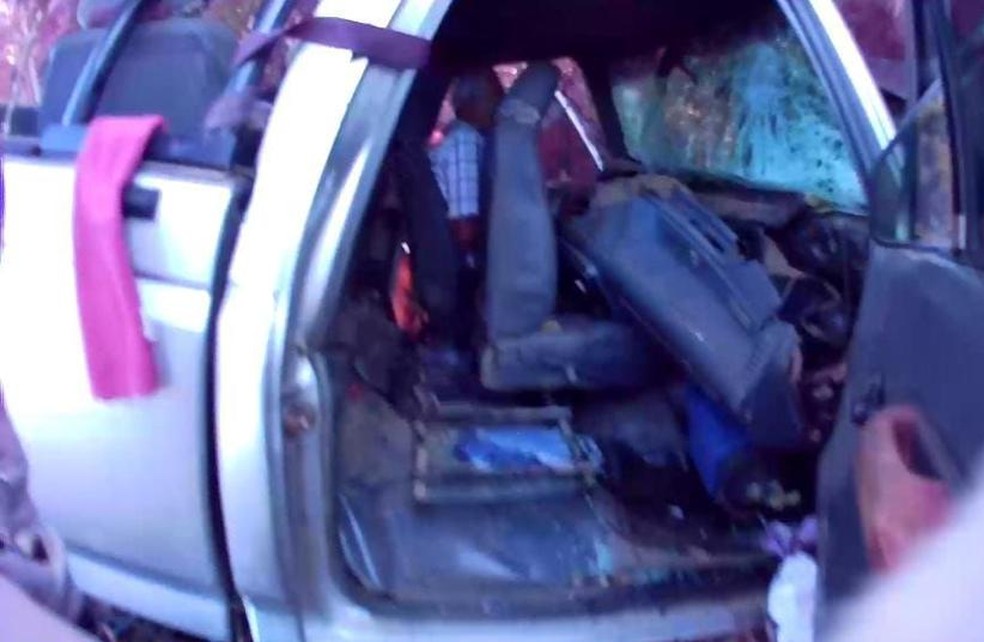 Metal do carro precisou ser cortado para abrir passagem para vítima de acidente na BR-435 — Foto: Corpo de Bombeiros/Divulgação