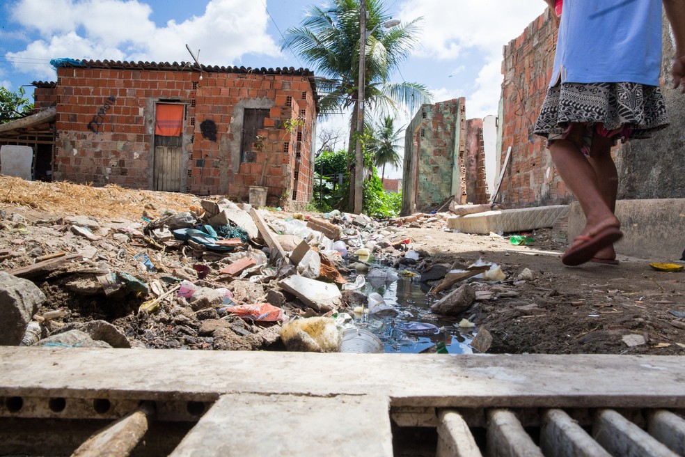 Dona Marisa revela que o valor oferecido de R$ 25 mil pela casa onde vive, “não é suficiente” para proporcionar um novo lar — Foto: Camila Lima