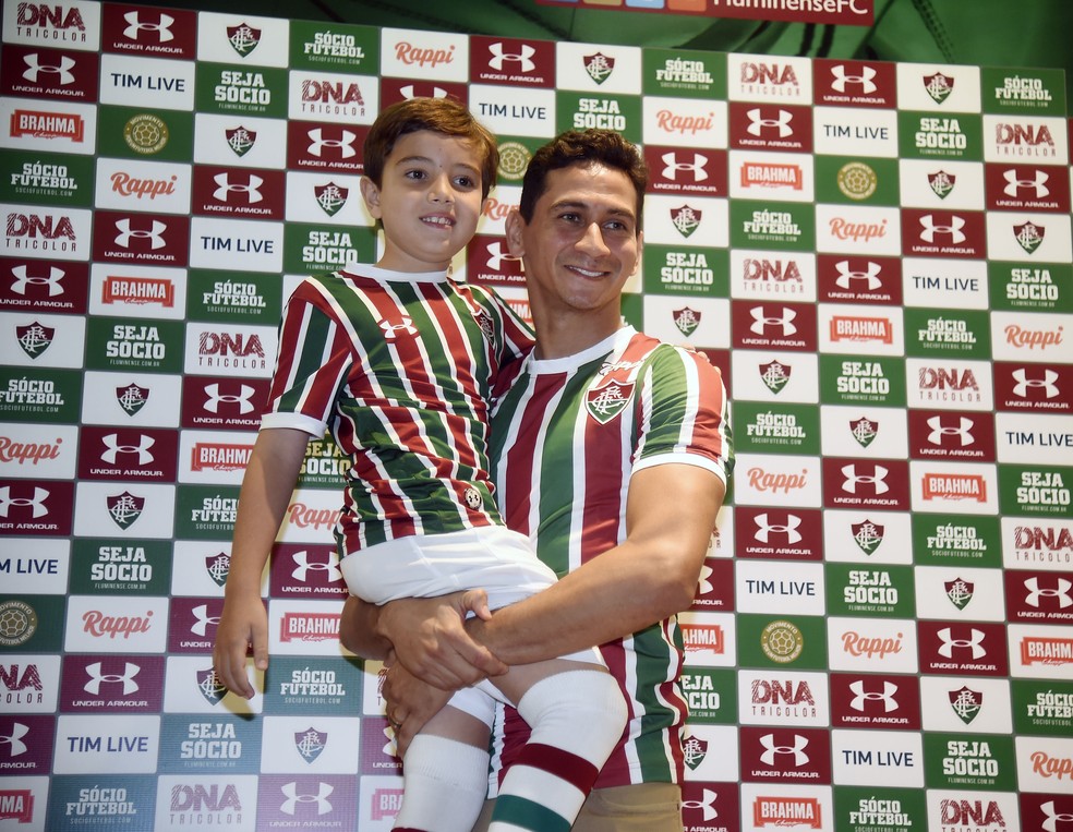 Ganso pega o pequeno torcedor mirim Ricardo no colo &mdash; Foto: Andr&eacute; Dur&atilde;o