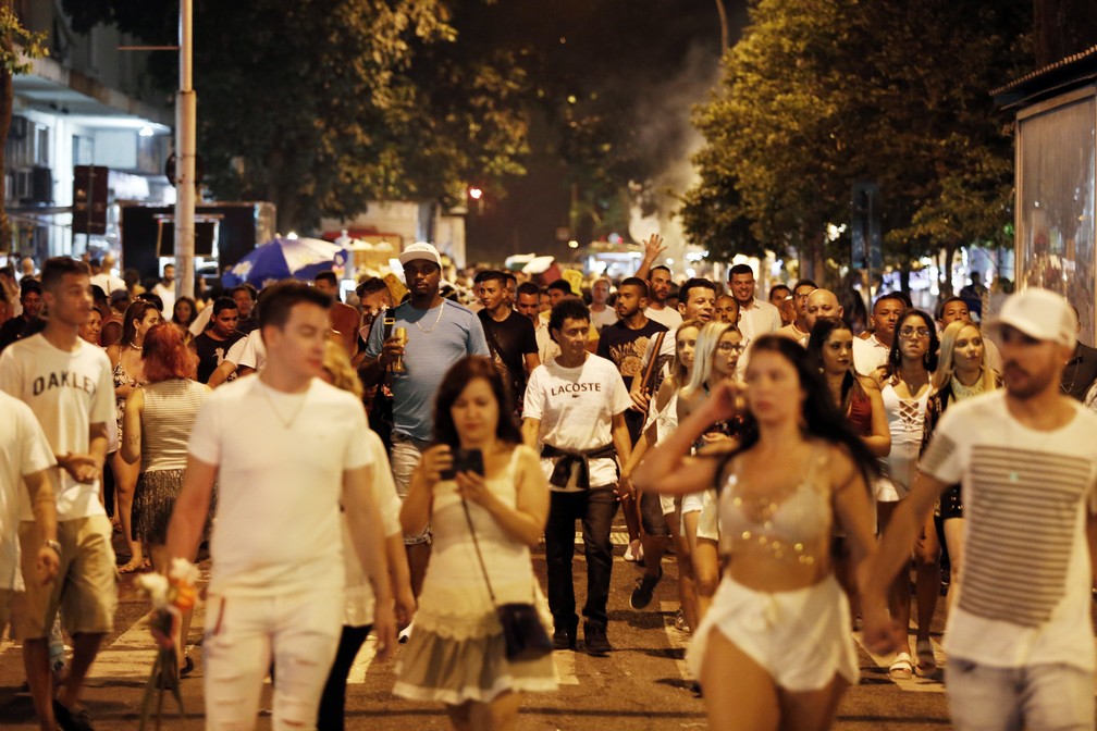 Público chegando para a festa em Copacabana (Foto: Marcos Serra Lima / G1)