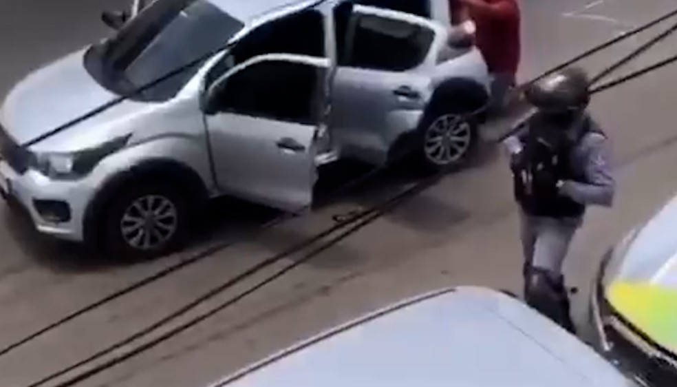 Um Fiat/Mobi Like prata foi roubado de motorista de aplicativo e usado pela dupla para praticar assaltos no Centro de São Luís. — Foto: Reprodução