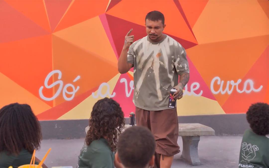 Bagdá dá aula de arte para crianças na Chacrinha em Três Graças