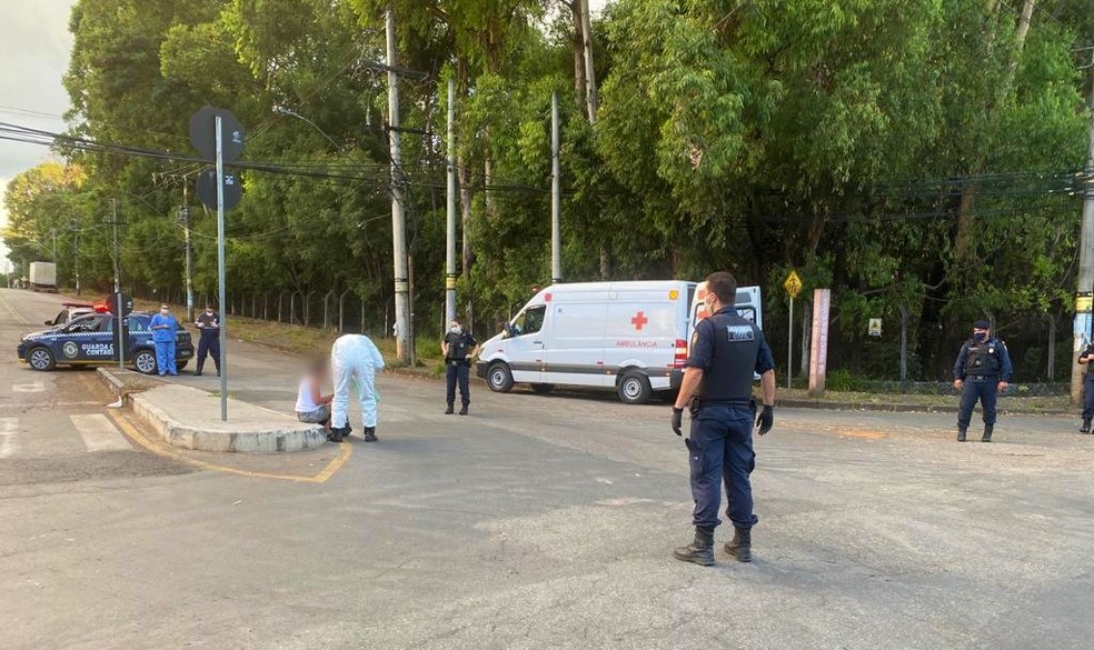 Mulher foge de hospital em Contagem e é socorrida pela Guarda Municipal e Samu. — Foto: Divulgação/ Guarda Municipal Contagem