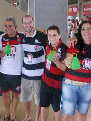 Família do torcedor do Vitória Almir na Arena Fonte Nova (Foto: Thiago Pereira)