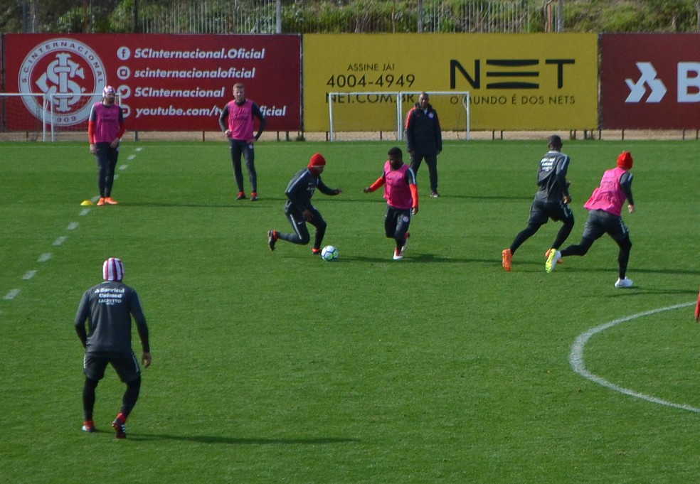Rithely (ao centro de colete rosa) vinha treinando no Inter (Foto: Eduardo Deconto)
