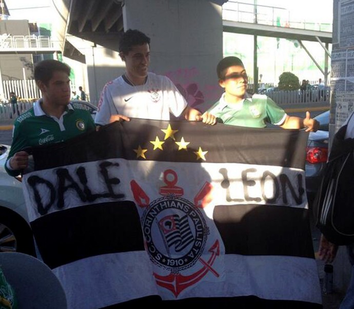 Curtinha: torcedores do León exibem bandeira do Corinthians no México