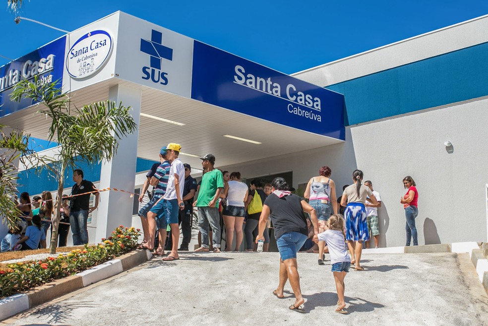 Mulher foi internada na Santa Casa de Cabre&uacute;va &mdash; Foto: Edson Lopes Jr.