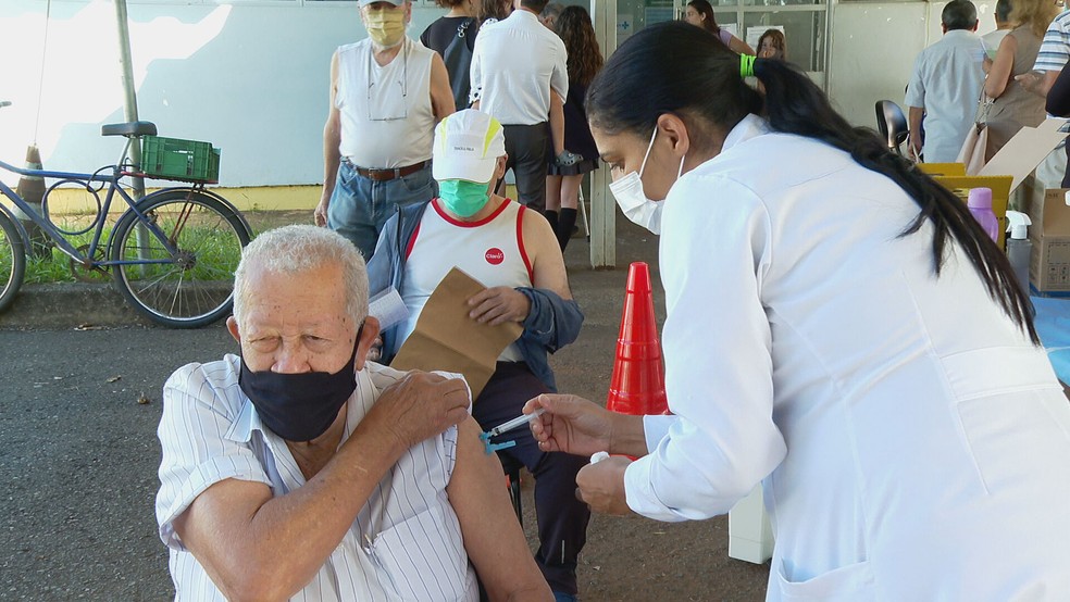 Idoso recebe dose da vacina bivalente contra Covid-19, no DF — Foto: TV Globo/Reprodução