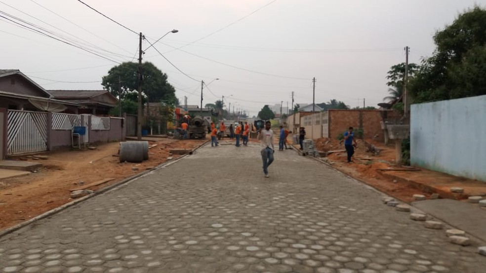 Ruas são asfaltadas com mão-de-obra de apenados em Buritis (RO) — Foto: Sejus/Divulgação