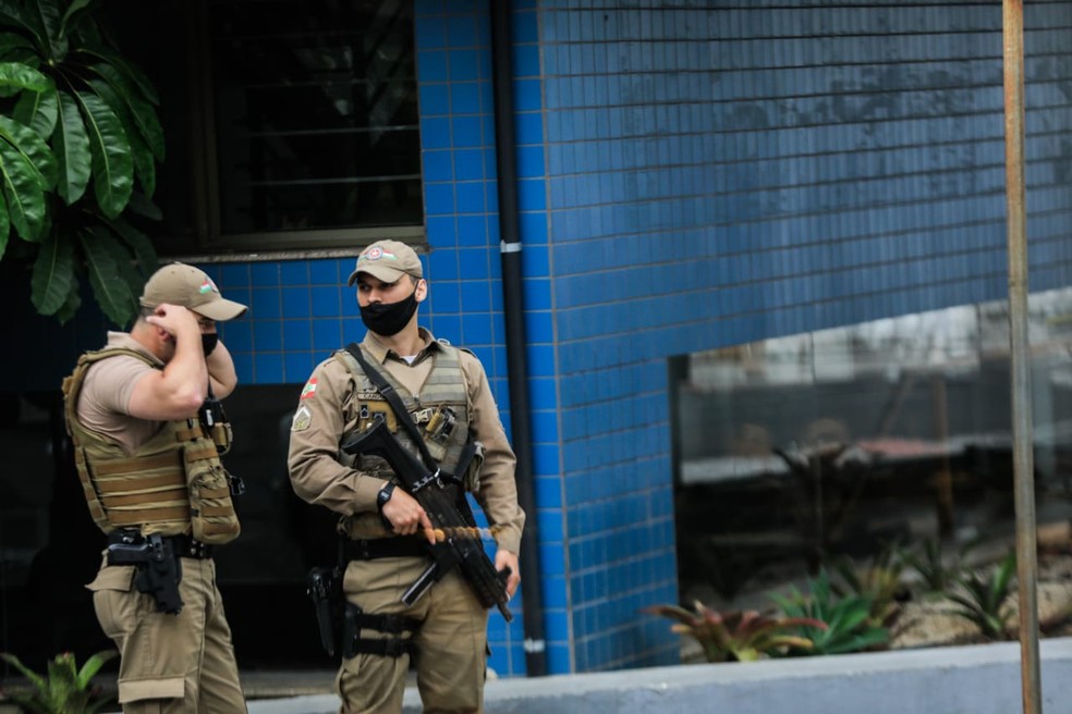 Policiais militares no Centro de Criciúma na manhã desta terça-feira — Foto: Diorgenes Pandini/ NSC