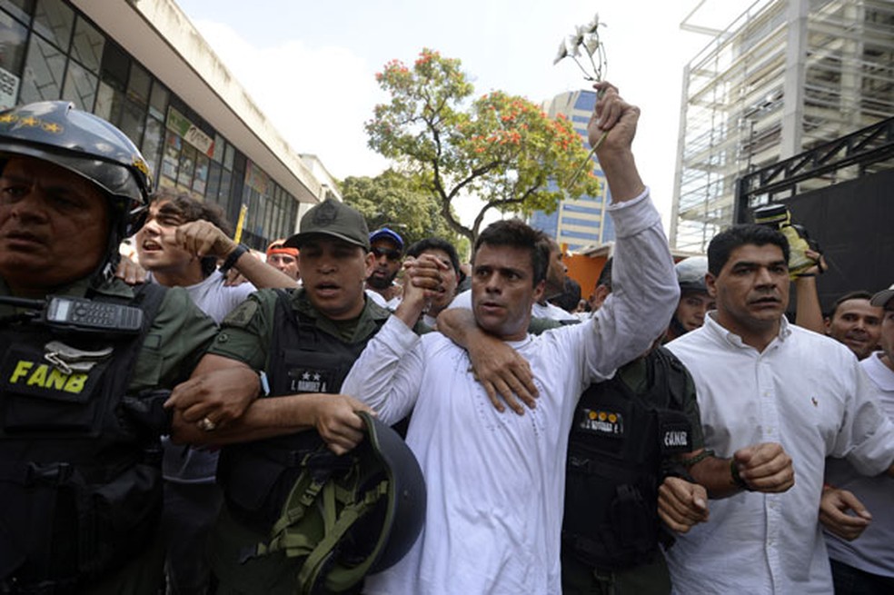 O líder oposicionista venezuelano Leopoldo López é escoltado por membros da Guarda Nacional ao ser preso em Caracas (Foto: Reuters)