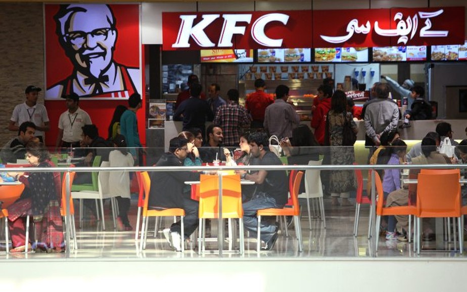Ásia Paquistão Comida Alimentos Fast Food Frango Rede Lojas Saúde Alimentação Consumo Consumidores _ Customers sit inside a Yum! Brands Inc. KFC outlet in Karachi, Pakistan, on Saturday, Jan. 5, 2013. Fatburger opened its first outlet in Pakistan to the p