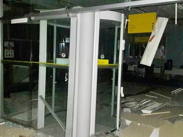 Com a explosão, agência bancária em Lajes ficou parcialmente destruída (Foto: Francisco Coelho/Focoelho.com)