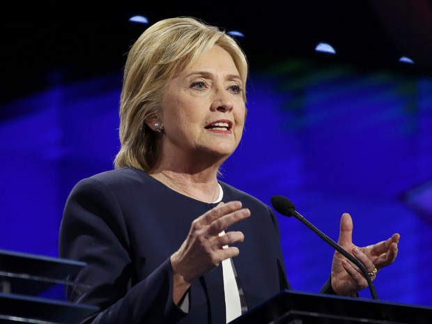Hillary Clinton participa de debate entre os pré-candidatos democratas à presidência, na terça (13) (Foto: Reuters/Lucy Nicholson)