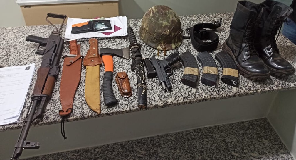 Fuzil, carregadores, facas, pistola e outros equipamentos foram apreendidos na casa de homem morto em Limeira — Foto: Polícia Militar