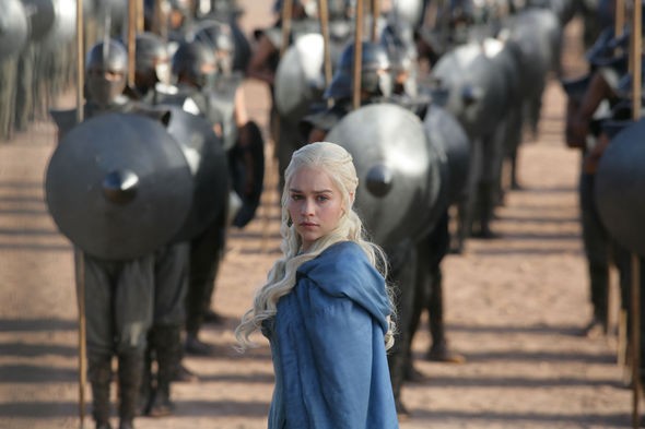 A atriz Emilia Clarke em cena de Game of Thrones (Foto: Reprodução)