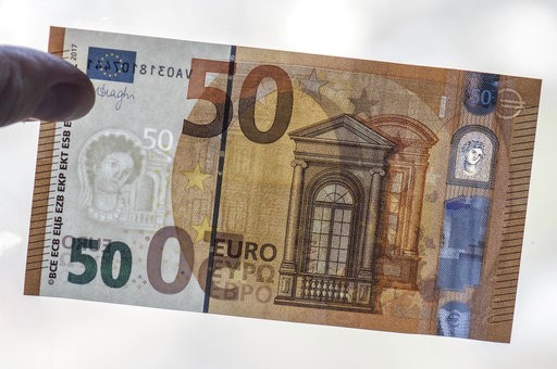 Euro atinge novo valor mínimo frente ao dólar desde 2002