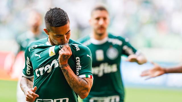 Dudu comemora gol do Palmeiras contra o Bahia