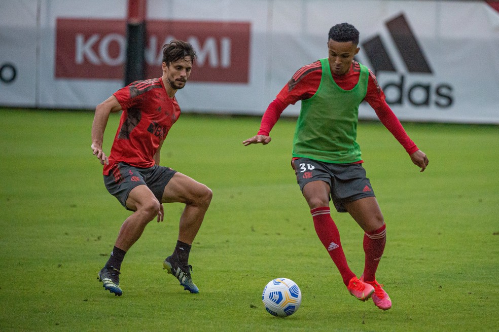 Rodrigo Caio marca Lázaro no treino desta sexta, no CT do Flamengo — Foto: Alexandre Vidal/Flamengo