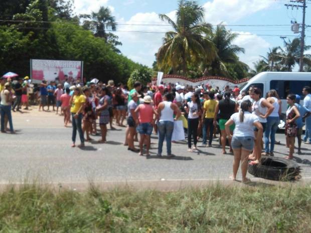 Comunidade que vive no entorno do complexo penitenciário de Santa Isabel do Pará protesta nesta segunda (30) contra a insegurança no município. (Foto: Breno Ricardo/Arquivo pessoal)
