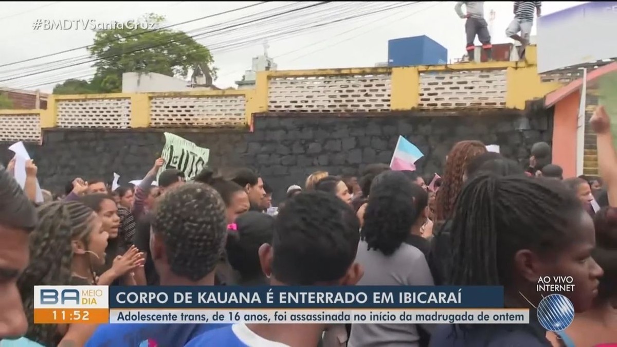 Amigos e familiares de adolescente trans morta a facadas protestam em cidade no sul da Bahia - Globo