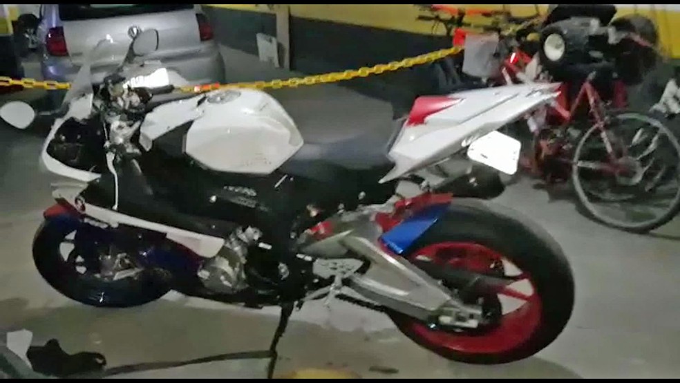 Moto de luxo na garagem de suspeito de fraudar estacionamentos no Rio (Foto: Reprodução/TV Globo)