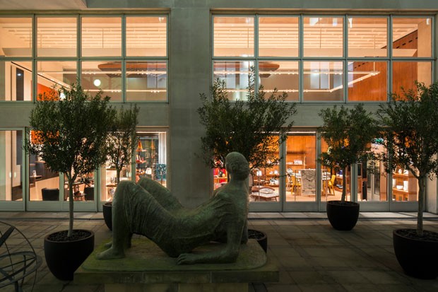A reclining Henry Moore figure sits on the patio of the refurbished Hermès New Bond Street store (Foto: Michel DENANCE)