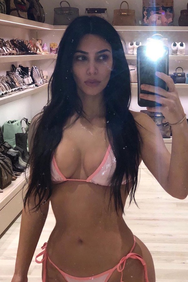Kim Kardashian Aparece Sem Make E De Biquíni Em Closet