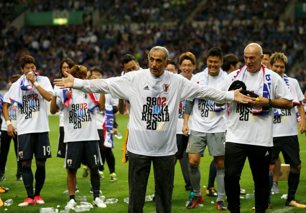 Vahid Halilhodzic, técnico do Japão, comemora classificação com camisa comemorativa pelas classificações seguidas à Copa (Foto: REUTERS/Toru Hanai)