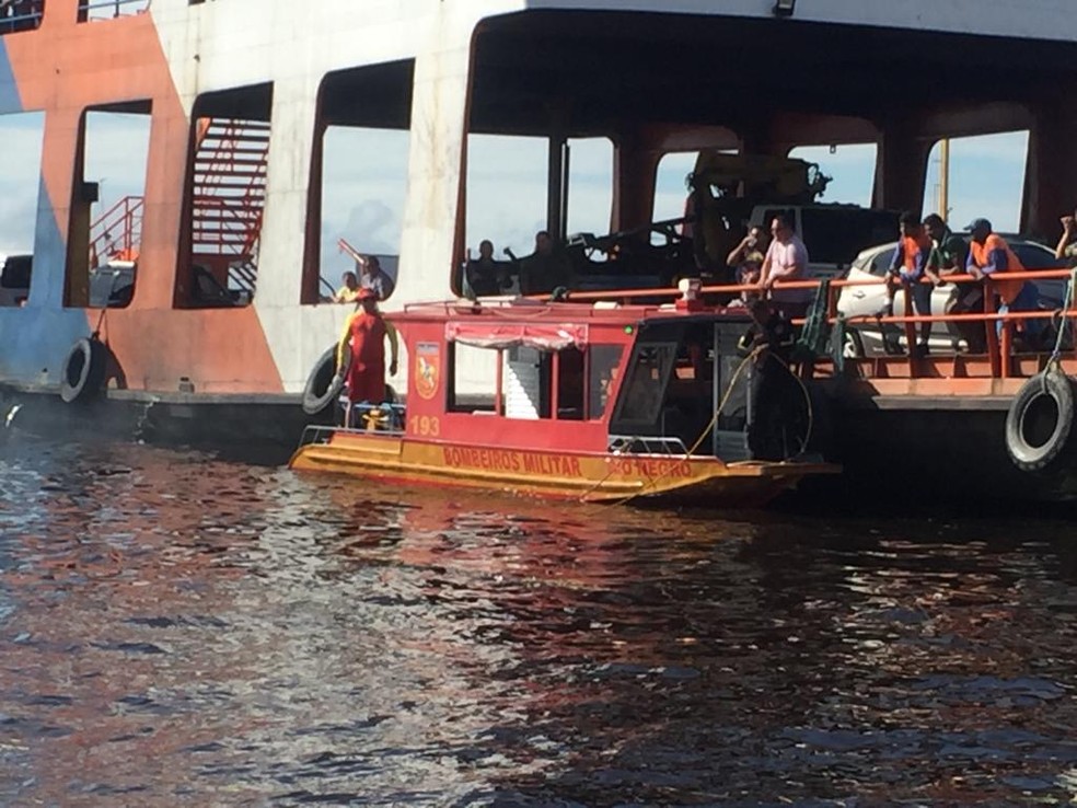 Corpo de Bombeiros realiza buscas no local. &mdash; Foto: Leandro Guedes, Rede Amaz&ocirc;nica. 