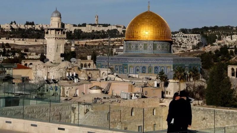 BBC Localizada na parte antiga de Jerusalém, o Domo da Rocha é uma construção sagrada para o islã (Foto: Reuters via BBC)