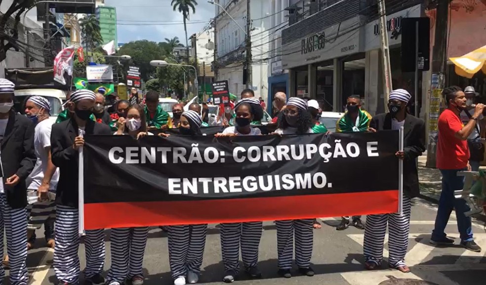 Grupo protesta contra o governo Bolsonaro em Salvador — Foto: Felipe Teles/TV Bahia