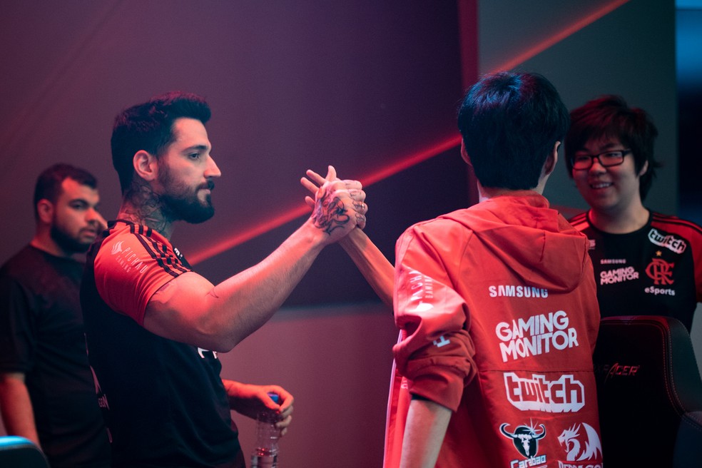 Elenco do Flamengo comemora vaga na final do CBLoL (Foto: Divulga&ccedil;&atilde;o / Riot)