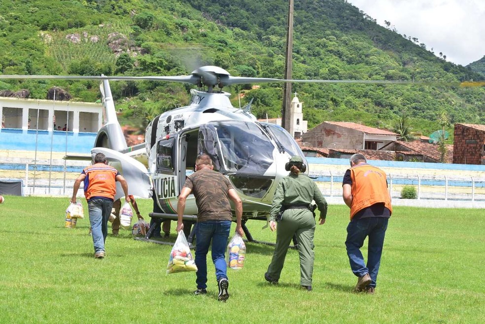 Um helicóptero da Coordenadoria Integrada de Operações Aéreas (Ciopaer) foi usado para chegar à localidade onde estão as famílias.  — Foto: SSPDS