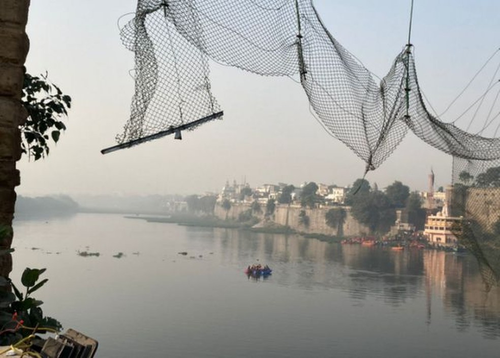 O que restou da ponte em Morbi após o desabamento de domingo — Foto: BBC/GEETA PANDEY