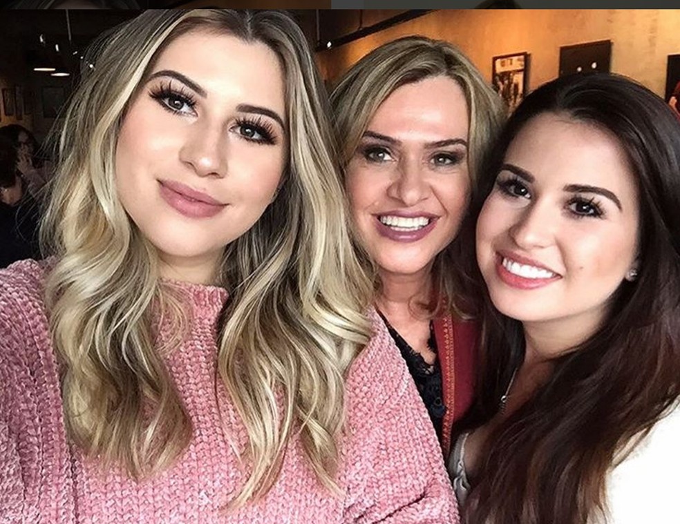 Marisa Santina (centro) com as filhas Niina Secrets (à esq.) e Fabiana Santina; as três são youtubers (Foto: Reprodução/Instagram/Marisa Santina)
