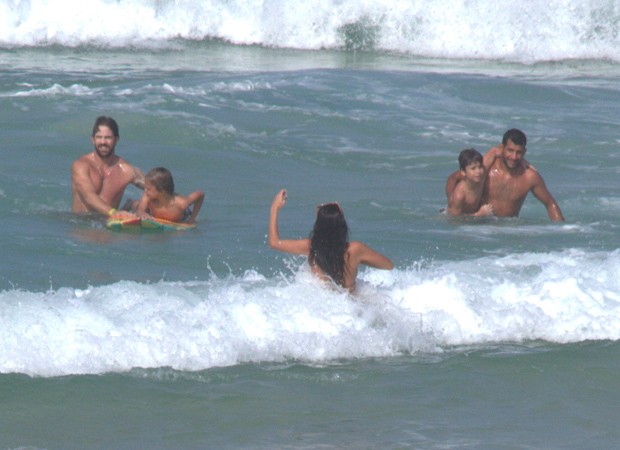 Filhos de Ana Lima recebem ajuda para sair do mar (Foto: AgNews)