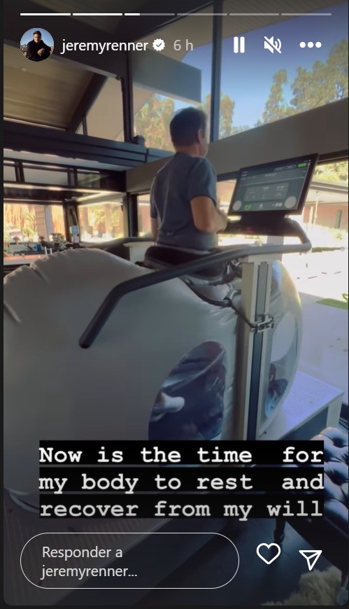 Jeremy Renner posta vídeo de caminhada em esteira após acidente: 'Hora do meu corpo descansar'