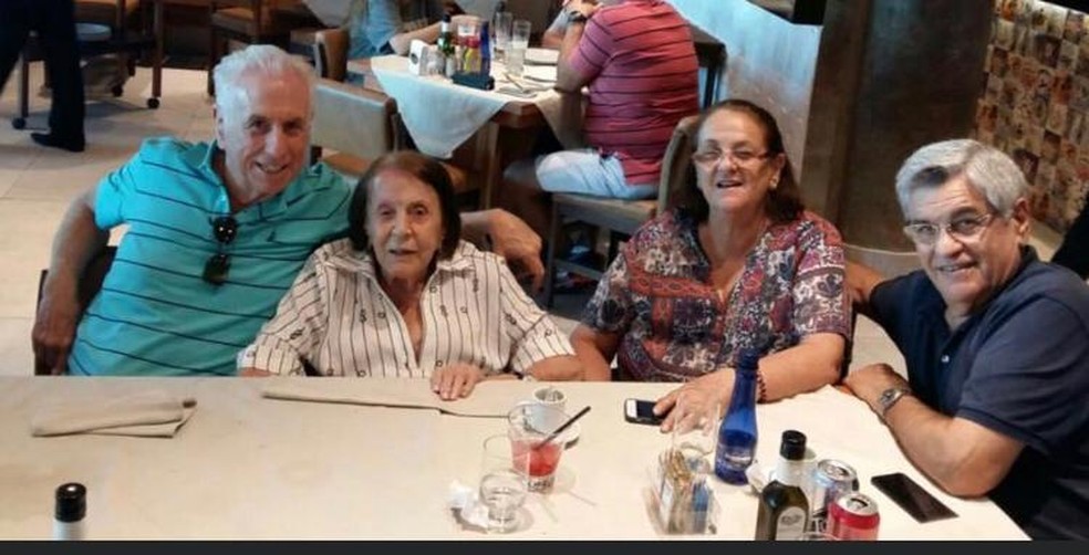 Dona Adina rodeada pelos três, José Ricardo, Isabel e Heitor quando ela tinha 95 anos — Foto: Arquivo pessoal