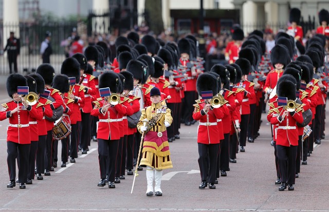 LONDON, ENGLAND - JUNE 02:  The Queen's guard during the Trooping the Colour parade at Buckingham Palace on June 02, 2022 in London, England. The Platinum Jubilee of Elizabeth II is being celebrated from June 2 to June 5, 2022, in the UK and Commonwealth  (Foto: Getty Images)
