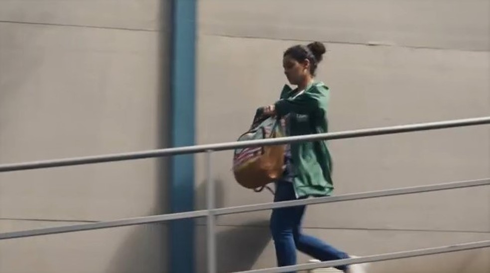 Karina (Danielle Olímpia) sai correndo da escola em Travessia — Foto: Globo