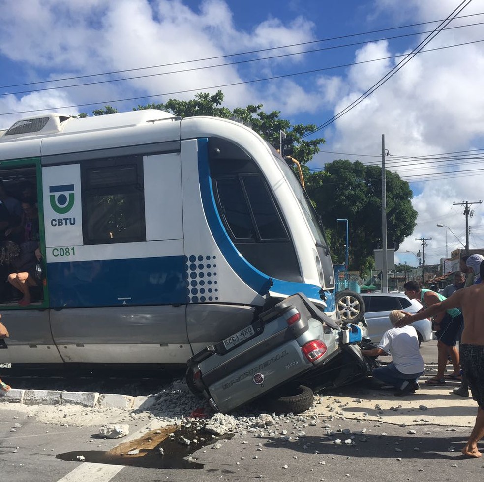 Com o impacto do acidente, carro capotou e foi arrastado pelo VLT (Foto: Isley Tenório/Arquivo Pessoal)