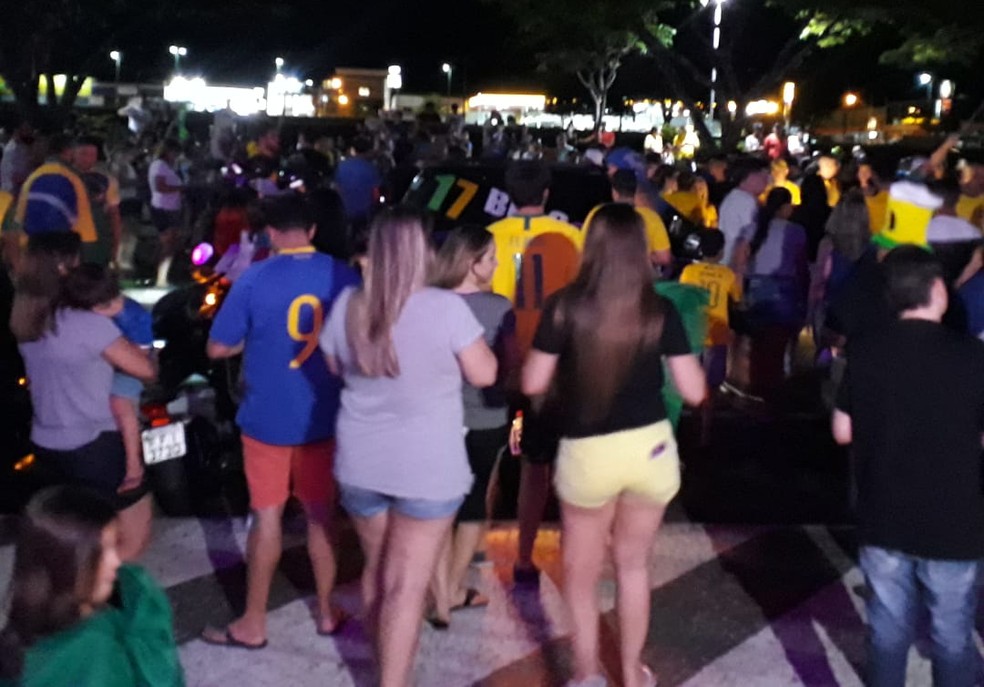 Em Marília, apoiadores de Jair Bolsonaro se concentraram na Avenida das Esmeraldas  — Foto: Taiane Avalos / TV TEM 