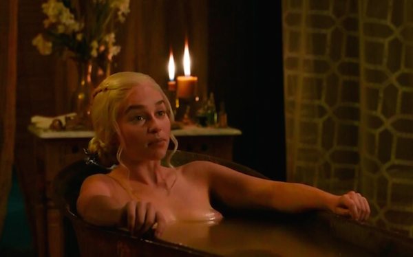 A atriz Emilia Clarke em cena de 'Game of Thrones' (Foto: Reprodução)